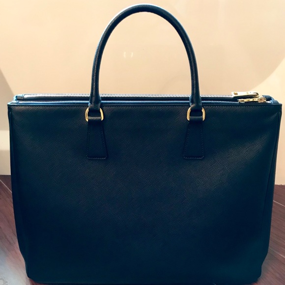 Prada Medium Saffiano Executive Tote Bag - Picture 2 of 8